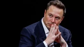 Elon Musk se da bruces con la legislación estadounidense por el Tesla Robotaxi