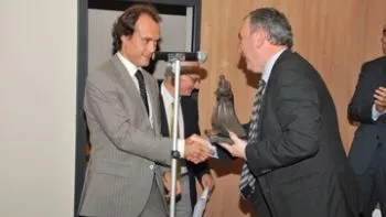 16.05.2012 MERCEDES BENZ ESPAÑA MERECEDORA DEL GALARDÓN FAMILIA.