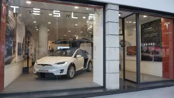 Asistimos a la inauguración de Tesla Madrid en la calle Serrano