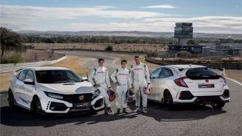 Marc Márquez, Dani Pedrosa y Toni Bou reciben su nueva montura; el nuevo Honda Civic Type R