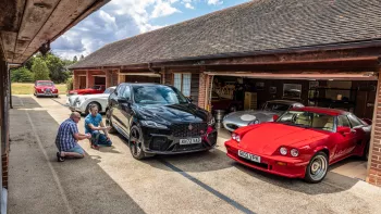 El hombre que sabía demasiado: tour por su garaje lleno de joyas de Jaguar y Land Rover