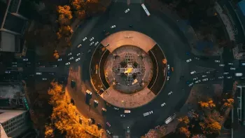 ¿Está permitido adelantar en una glorieta?