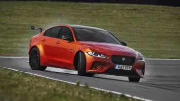 ¡Desenjaulado! Así luce y suena el nuevo Jaguar XE SV Project 8 de 600 CV