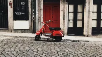 ¿Se puede aparcar la moto en la acera? Reglas y Consejos