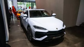 Lamborghini Barcelona presenta el Revuelto y el Urus SE en sus instalaciones de Barcelona