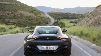 Prueba Aston Martin Vantage AMR: vuelta a los orígenes