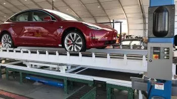 El primer Tesla Model 3 Performance sale de la cadena de producción