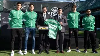 Acto de entrega de vehículos al Real Betis Balompié