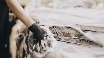 Cómo lavar el coche a mano para que quede como nuevo