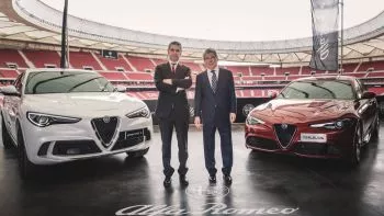 Los jugadores del Atlético de Madrid reciben sus nuevos Alfa Romeo