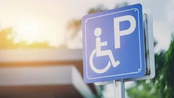 ¿Dónde puedo aparcar con la tarjeta para personas con discapacidad?