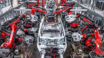 Cómo construir un Tesla en 10 minutos: visita a su fábrica europea