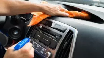 Aprende cómo limpiar y desinfectar tu coche de forma correcta