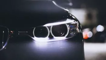 Luces en los coches: ¿Cuáles son y cómo se utilizan?