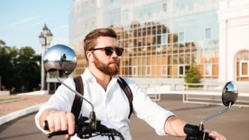 ¿Qué motos se pueden conducir con el carnet de coche?