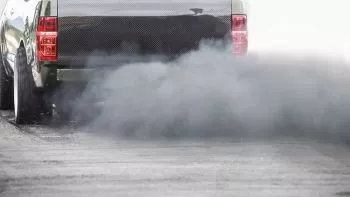 ¿Tu coche echa humo blanco? Esto es lo que tienes que saber