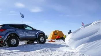 Un Hyundai Santa Fe modificado se convierte en el primer coche en cruzar la Antártida
