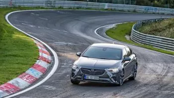 El Opel Insignia GSI se adentra en Nürburgring y pulveriza el tiempo del Insignia OPC