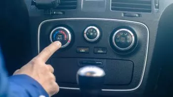 ¿Cómo saber si necesito recargar el aire acondicionado de mi coche?