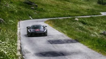 En vídeo, así se conduce un Ferrari LaFerrari en un puerto de montaña