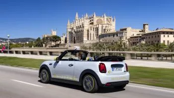 Mini Cooper SE Cabrio: No se puede pedir más 