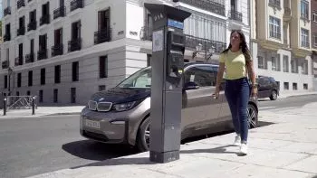 BMW nos demuestra que la mujer se mueve de forma más sostenible