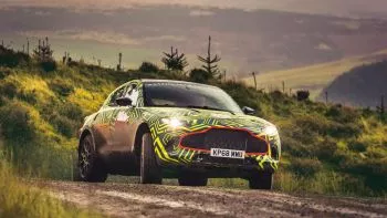 Aston Martin DBX, una guerra de tres frentes