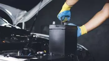 ¿Cómo comprobar el estado de la batería de un coche?