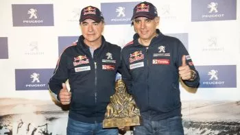 Calurosa bienvenida a Carlos Sainz y Lucas Cruz con su segundo Dakar bajo el brazo