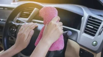 Cómo limpiar el salpicadero de un coche y dejarlo como nuevo