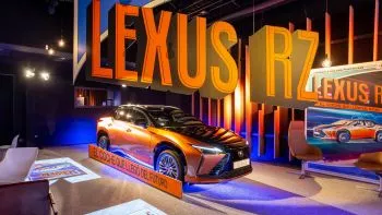 El vanguardista Lexus RZ, protagonista de un cómic de Salva Espín. ¿Puede un coche cambiarlo todo?