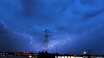 Qué hacer al conducir bajo tormenta eléctrica