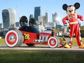 Mickey Mouse estrena coche nuevo en el Salón de Londres, todo un Hot Rod de carreras