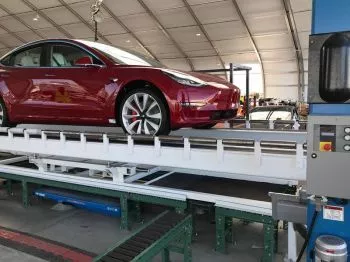 El primer Tesla Model 3 Performance sale de la cadena de producción