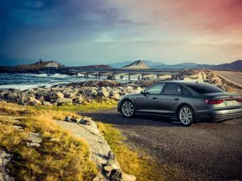 Audi A8 2022: conduciendo sobre el mar de Noruega