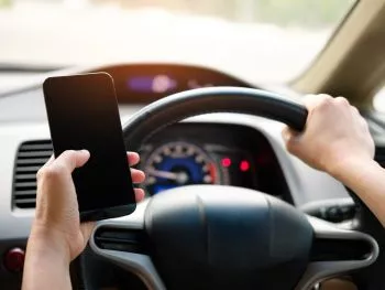 La DGT multará por conducir con el móvil, aunque no se esté utilizando