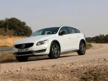 En el Volvo V60 Cross cabe la elegancia, los paseos por el campo... y toda la familia 