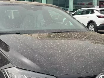 ¿Cómo limpiar el coche del polvo subsahariano y el barro?