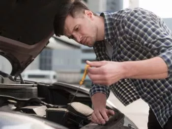 ¿Cada cuanto se le cambia el aceite al coche? 