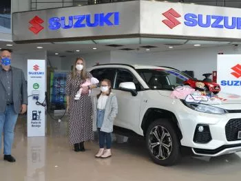 Suzuki apadrina un bebé