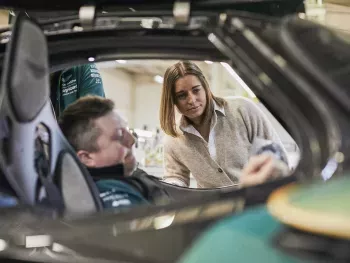 Aston Martin abre sus puertas a mujeres y niñas ambiciosas en el Día Internacional de la Mujer