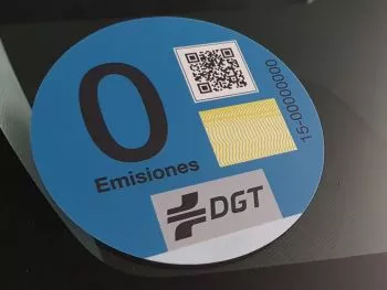 Disfruta la etiqueta 0 de los coches eléctricos Toyota ¡Los coches con etiqueta 0 emisiones son todo ventajas!