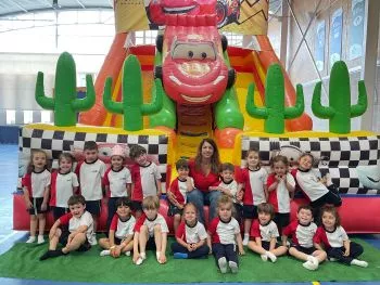 CONVIVE. Día en Infantil con hinchables.