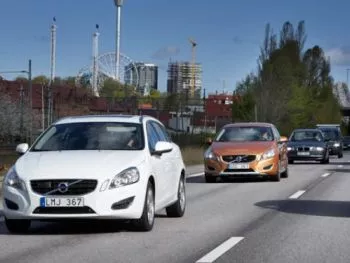 El Volvo que sigue a otros coches en los atascos