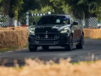 El Maserati Grecale y el MC20 Cielo ascienden la colina del Goodwood Festival of Speed 2022