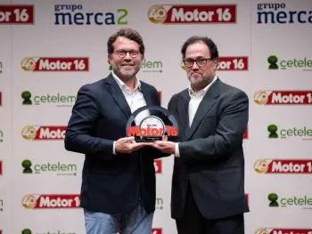 Nissan recibe el premio de MOTOR 16 a la apuesta por el vehículo eléctrico