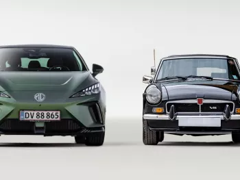 50º aniversario del MGB GT V8, el antecesor del MG4 XPOWER: 10 curiosas coincidencias entre ambos modelos