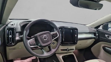 Volvo XC40 2.0 B4 G AWD Momentum Pro Auto