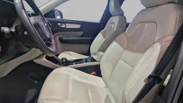 Volvo XC40 2.0 B4 G AWD Momentum Pro Auto