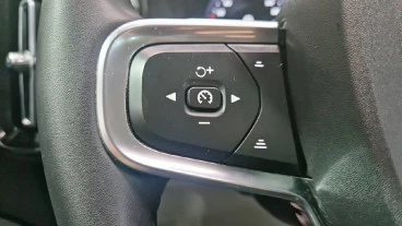 Volvo XC40 2.0 B4 G AWD Momentum Pro Auto